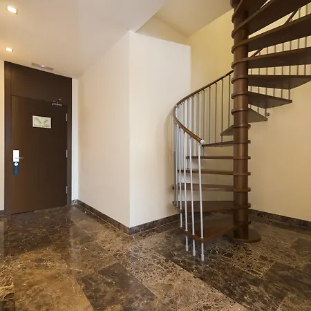 & 4* 埃斯特波纳